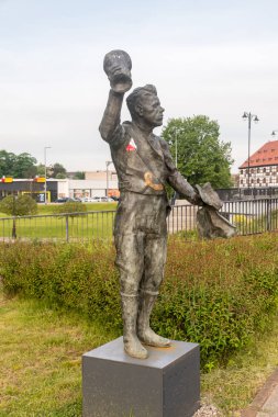 Gorzow Wielkopolski, Polonya - 1 Haziran 2021 Edmund Migos Mundek heykeli. Edmund Migos 1970 yılında Gorzow 'dan gelen ilk bireysel Pist Polonya Şampiyonuydu..