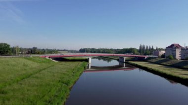 Opole, Polonya - 4 Haziran 2021: Opole 'daki Ulgi Kanalı' nda hava görüntüsü.