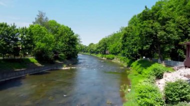 Olza Nehri Polonya ile Çek Cumhuriyeti arasında bir sınırda.