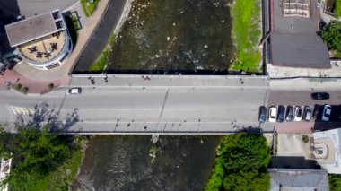 Cieszyn, Polonya - 5 Haziran 2021: Polonya Cieszyn ile Çek Cesky Tesin arasındaki Olza nehri üzerindeki Dostluk köprüsünün üst görüntüsü. Polonya ile Çek Cumhuriyeti arasındaki sınır köprüsü.