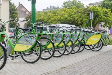 Zielona Gora, Polonya - 1 Haziran 2021: Zielona Gora 'da kiralık bisiklet.