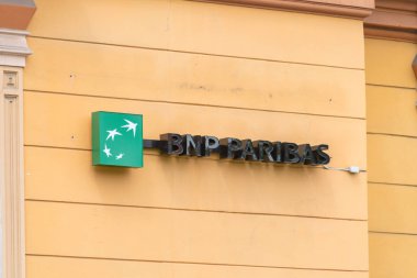 Zielona Gora, Polonya - 1 Haziran 2021: BNP Paribas logosu ve imzası.