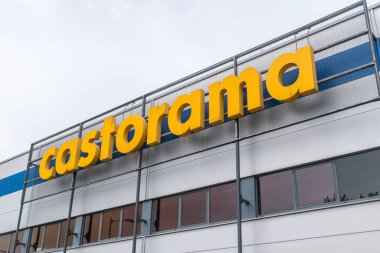 Zielona Gora, Polonya - 1 Haziran 2021: Zielona Gora 'da bir binada Castorama mağaza tabelası asılı.