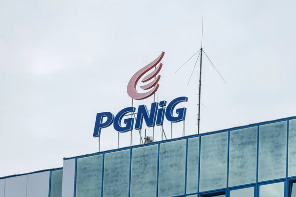 Zielona Gora, Polonya - 1 Haziran 2021: Logo ve PGNiG işareti. PGNiG, Polskie Gornictwo Naftowe i Gazowictwo S.A. (İngilizce: Polonya Petrol Madenciliği ve Gaz Çıkarma S.A.).