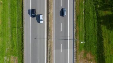 Polonya 'daki otoyolun havadan görünüşü. Arabalar otoyolda ilerliyor. Tricity otobanı trafiği Tricity Beltway (Polonya: Obwodnica Trojmiasta).