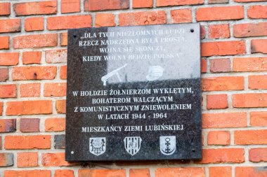 Lubin, Polonya - 1 Haziran 2021: Lanetli askerler için anma plaketi.