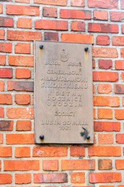 Lubin, Polonya - 1 Haziran 2021: II. Dünya Savaşı sırasında sürgünde olan Polonyalı general ve Başbakan Wladyslaw Sikorski 'nin anısına verilen plaket.