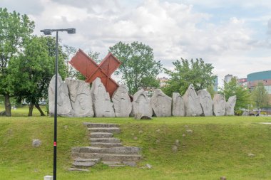 Lubin, Polonya - 1 Haziran 2021: Bulutlu bir günde Lubin 1982 kurbanlarının anısına yapılan haç.