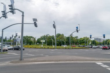 Zielona Gora, Polonya - 1 Haziran 2021: Polonya Kızıl Haçı (Lehçe: Polski Czerwony Krzyz, abbr. PCK) döner kavşak.