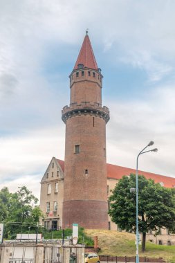 Legnica, Polonya - 1 Haziran 2021: Gotik Piast Kalesi 'nin ortaçağ savunma kulesi (Zamek Piastowski).