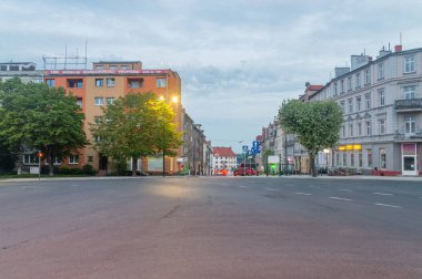 Zgorzelec, Polonya - 2 Haziran 2021: Sabah Zgorzelec 'te sokak manzarası.