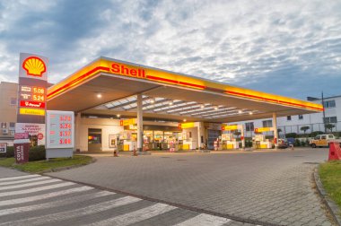 Zgorzelec, Polonya - 2 Haziran 2021: Güneş doğarken deniz kabuğu benzin istasyonu. Royal Dutch Shell plc, İngiliz-Hollandalı çok uluslu petrol ve gaz şirketidir..