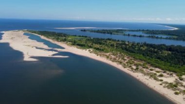 Baltık Denizi 'ne giden Estuary Vistula Nehri' nin havadan görünüşü. Sobieszewska Adası 'ndaki Mewia Lacha adasına uç. .