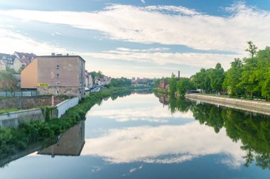 Gorlitz, Almanya - 2 Haziran 2021: Polonya ile Almanya arasındaki Gorlitz ve Zgorzelec sınırındaki Lusatian Neisse Nehri üzerinde güzel bir sabah manzarası.
