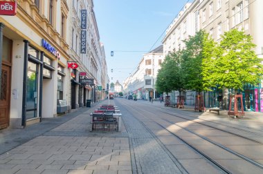 Gorlitz, Almanya - 2 Haziran 2021: Gorlitz 'in merkezinde Berliner Caddesi (sokak).