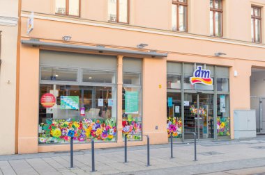 Gorlitz, Almanya - 2 Haziran 2021: Dm drogerie markt şubesi. Dm-drogerie markt, kozmetik, sağlık ürünleri, ev ürünleri ve sağlıklı yiyecek ve içecekler sunan bir perakende mağaza zinciri..