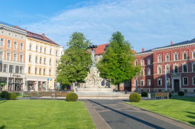 Gorlitz, Almanya - 2 Haziran 2021: Muschelminnabrunnen çeşmesi 1887 'de Gorlitz şehrinde Postplatz üzerine inşa edildi..