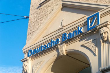 Gorlitz, Almanya - 2 Haziran 2021: Deutsche Bank AG 'nin imza ve logosu. Deutsche Bank büyük bir Alman küresel finans hizmeti sağlayıcısıdır..