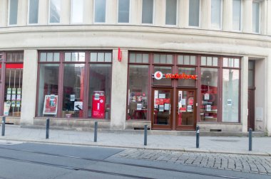 Gorlitz, Almanya - 2 Haziran 2021: Vodafone cep telefonu dükkanı. Vodafone, Almanya 'daki en büyük cep telefonu operatörü..