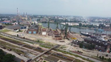 Gdansk, Polonya - 9 Temmuz 2021: Turnalarla Gdansk tersanesinin havadan görünüşü.