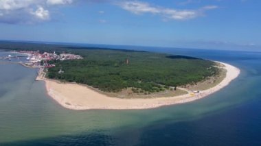 Yazın Polonya 'da Baltık Denizi' ndeki Hel Yarımadası 'nın sonundaki hava manzarası.