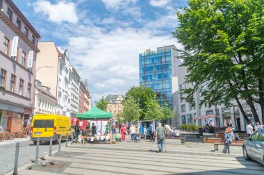 Liberec, Çek Cumhuriyeti - 2 Haziran 2021: 5 Mayıs (Çek: 5 kvetna) caddesi, Liberec şehir merkezinde.