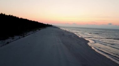 Polonya 'da Baltık Denizi kıyısında gün batımının hava manzarası.