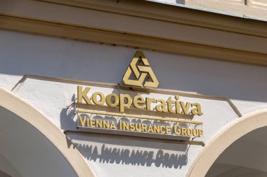 Liberec, Çek Cumhuriyeti - 2 Haziran 2021: Kooperatif Viyana Sigorta Grubunun logosu ve imzası.