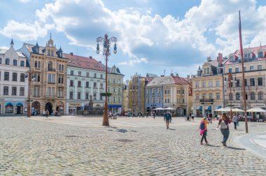 Liberec, Çek Cumhuriyeti - 2 Haziran 2021: Liberec 'te belediye binası meydanı. E. Benes Meydanı.