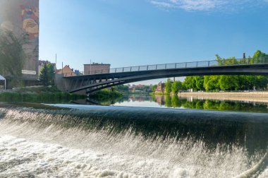 Gorlitz, Almanya - 2 Haziran 2021: Lusatian Neisse Nehri Şelalesi.