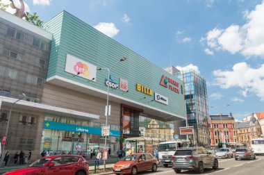 Liberec, Çek Cumhuriyeti - 2 Haziran 2021: Liberec Plaza alışveriş merkezinin sokak manzarası.