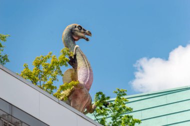 Liberec, Çek Cumhuriyeti - 2 Haziran 2021: Çatıdaki Dino Park dinozoruna yakın çekim. Çatıda dinozor var..