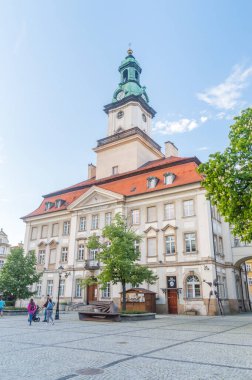 Jelenia Gora, Polonya - 2 Haziran 2021: Pazar meydanındaki Jelenia Gora belediye binası.