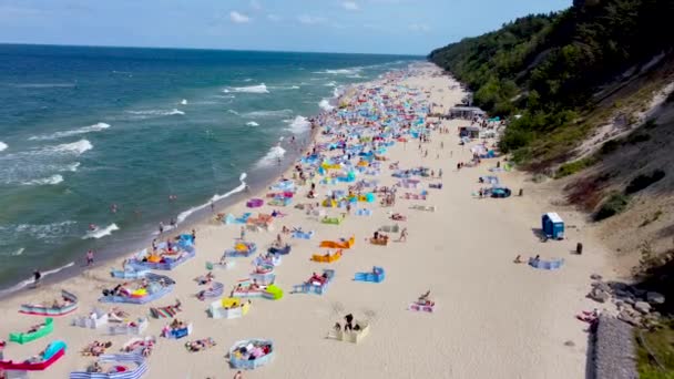 Jastrzebia Gora Polen Juli 2021 Luftaufnahme Vom Überfüllten Ostseestrand Sommer — Stockvideo