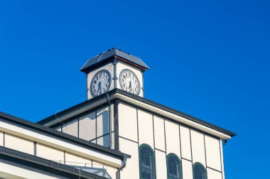 Walbrzych, Polonya 'daki eski kömür madeninin çatısındaki saat.