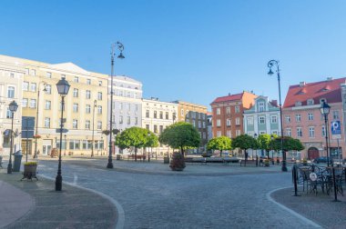 Walbrzych, Polonya - 3 Haziran 2021: Pazar meydanındaki binalar.