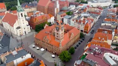 Torun, Polonya - 26 Temmuz 2021: Eski belediye binasının gökyüzü manzarası.
