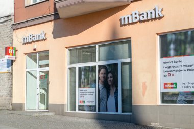 Walbrzych, Polonya - 3 Haziran 2021: En büyük banka mBank şubesi.