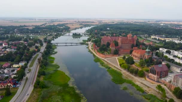 Polonya Daki Malbork Kalesi Yakınlarındaki Nogat Nehri Üzerindeki Hava Manzarası — Stok video