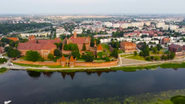 Vista Aérea Giratoria Sobre Castillo Malbork Río Nogat Polonia Castillo — Vídeos de Stock