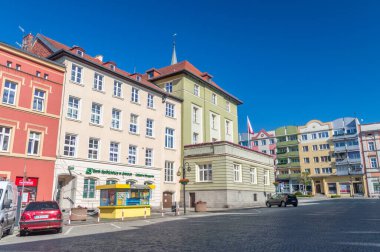 Strzegom, Polonya - 3 Haziran 2021: Strzegom pazar meydanında mimarlık.