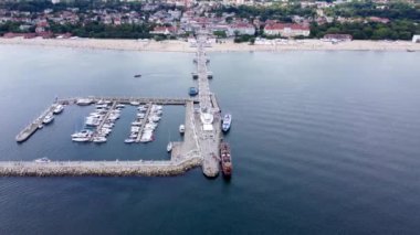 Yazın Sopot, Polonya 'da John Paul II ahşap iskelesinin hava dönüşümlü görüntüsü. Sopot iskelesi Avrupa 'nın en uzun tahta rıhtımıdır..