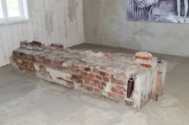 Rogoznica, Polonya - 3 Haziran 2021: Eski Nazi Almanya Toplama Kampı Gross-Rosen 'da hapishane barakasında hamamlar.