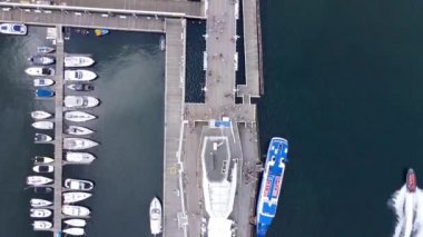 Yazın Sopot, Polonya 'da John Paul II ahşap iskelesinin havadan görünüşü. Sopot iskelesi Avrupa 'nın en uzun tahta rıhtımıdır..