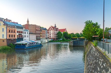 Opole, Polonya - 4 Haziran 2021: Gündoğumunda Mlynowka kanalındaki Opole Venice 'e bakın.