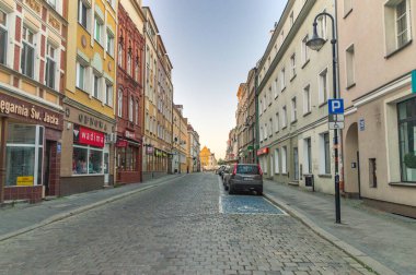 Opole, Polonya - 4 Haziran 2021: Eski Opole kasabasındaki kaldırımlı caddenin sabah manzarası.