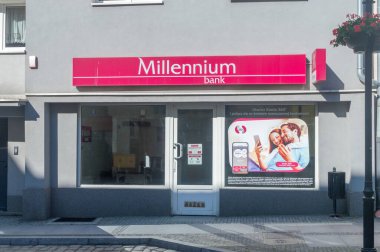 Strzegom, Polonya - 3 Haziran 2021: Milenyum Bankası Cephesi. Polonya 'nın en popüler bankalarından birinin logosu..