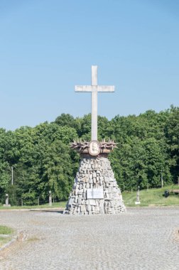 Rogoznica, Polonya - 3 Haziran 2021: Gross-Rosen Anıt Haçı. Gross-Rosen Nazi Almanyası tarafından kurulan ve yönetilen bir Nazi toplama kampıydı..