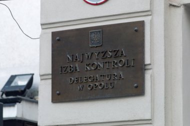 Opole, Polonya - 4 Haziran 2021: Yüksek Denetim Ofisi İşareti (Lehçe: Najwyzsza Izba Kontroli, kısaltması NIK) Polonya 'nın en eski devlet kurumlarından ve en yüksek denetim kurumlarından biridir..