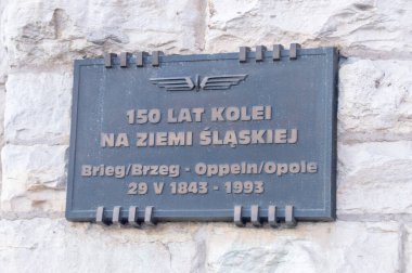 Opole, Polonya - 4 Haziran 2021: Silezya bölgesinde 150 yıllık demiryolu plaketi.